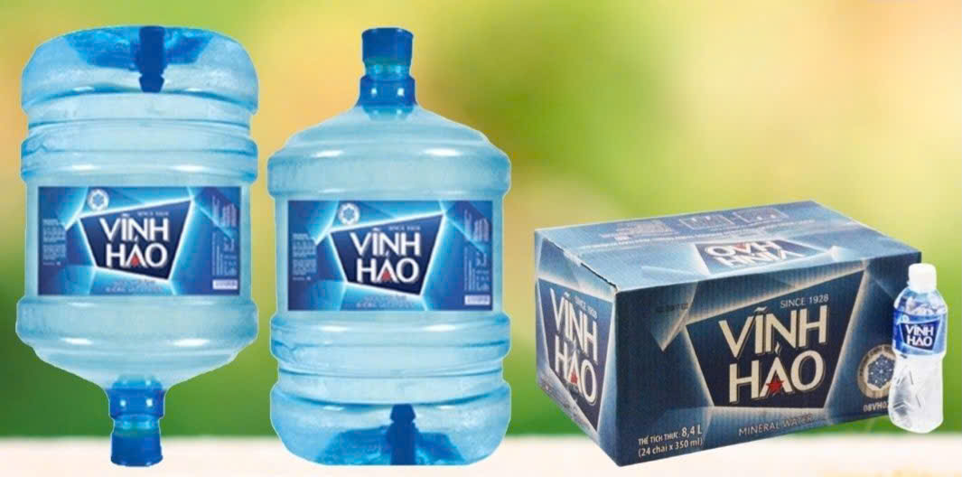Nhân viên giao nước khoáng Vĩnh Hảo đường Lạc Long Quân